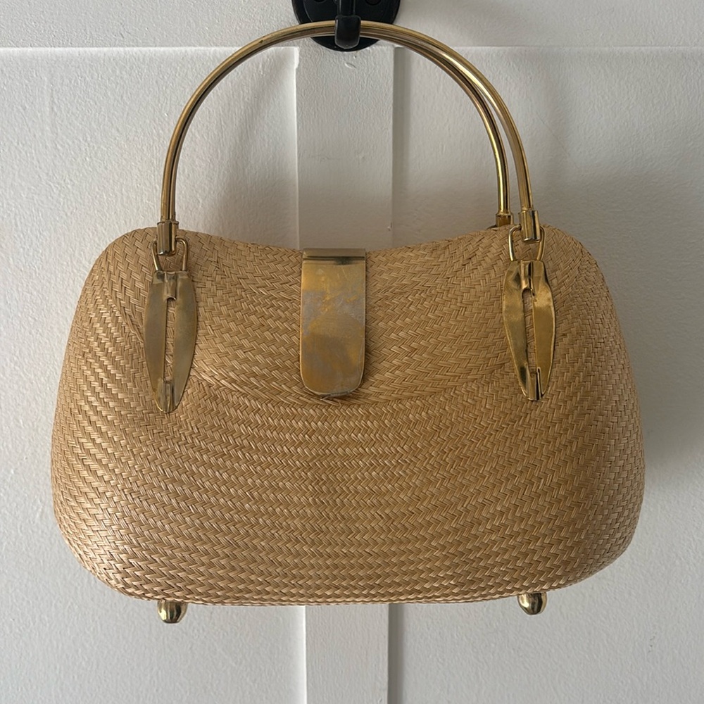 Vintage style purse with metal clap